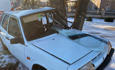На Херсонщині автівка на літніх шинах злетіла з вкритої сніговим накатом дороги: водій загинув