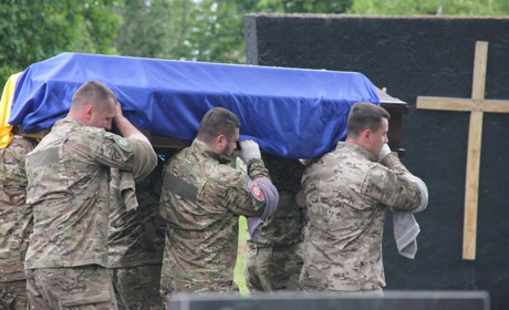 Був золотою людиною і славним командиром: у Писарівці попрощалися з загиблим земляком