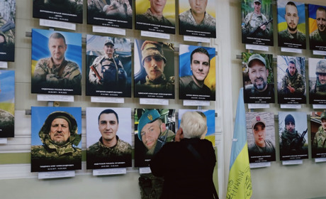 «Війна – імена»: у Глухові відкрили виставку, присвячену памʼяті полеглих героїв
