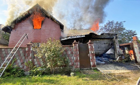 У Вараші горів двоповерховий будинок дачного кооперативу