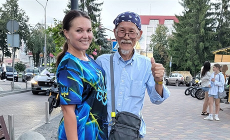 Глухівчанка поділилася враженнями від зустрічі з легендарним японським волонтером Фумінорі Цучіко