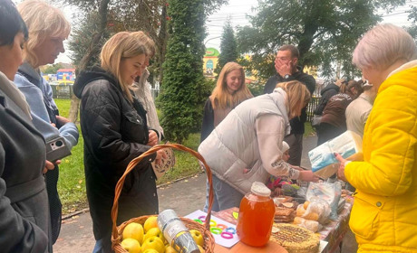 У Старокостянтинівському ліцеї імені М. С. Рудяка провели благодійний ярмарок на підтримку ЗСУ