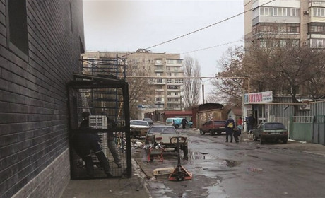 В Мелитополе при реконструкции супермаркета подрядчики выгнали пешеходов на опасную проезжую часть