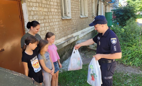 У Шостці працівники поліції привезли шкільне приладдя для дітей із сімʼї переселенців