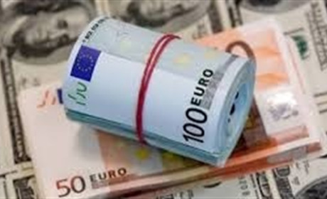 Курс валют наприкінці липня: чи варто чекати долар по 45 гривень і чому експерти не радять продавати