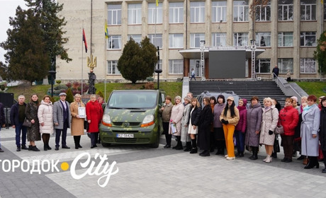 Віддячили за захист. У день професійного свята працівники культури Городоччини передали авто для ЗСУ