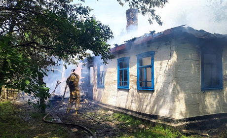 В пожежі в будинку на Звягельщині загинула жінка, а її син отримав опіки рук