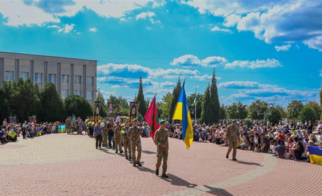 «Синку мій, соколику…», - голосила мати біля домовини. На щиті повернувся Герой Юрій Самковський