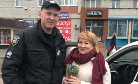 У Фастові поліцейські зупиняють жінок-водіїв і... дарують квіти