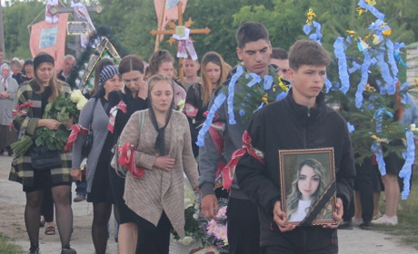У Жигалівці попрощалися з дівчиною, яка загинула внаслідок ракетного удару росіян