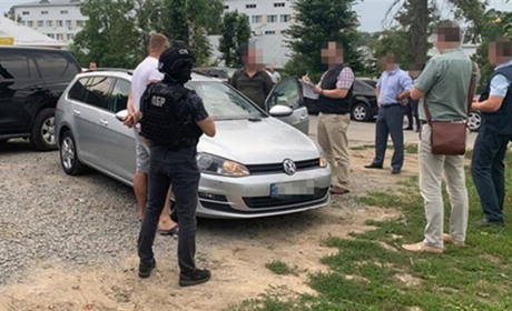 На Хмельниччині двох керівників кримінальної поліції взяли на «гарячому»