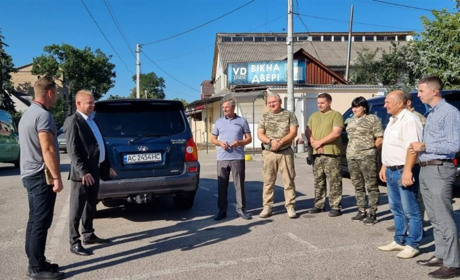 Нардеп Віктор Мялик передав автомобіль воїнам з Борової