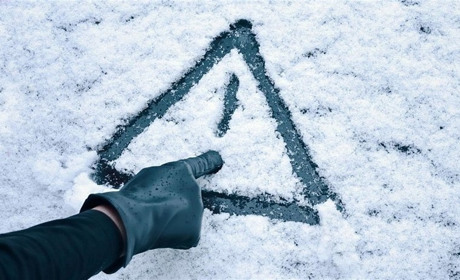 Засніжені вулиці сіл Золотоніської громади посипали піщано-соляною сумішшю.  Вперше за багато років 