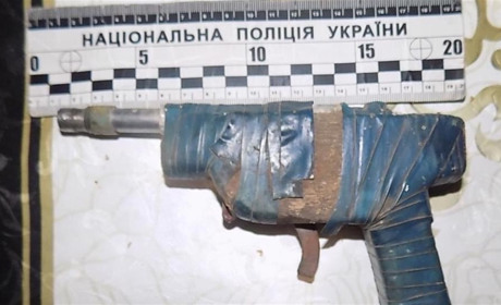 У Біляївському районі правоохоронці викрили чоловіка, який зберігав наркотики та зброю