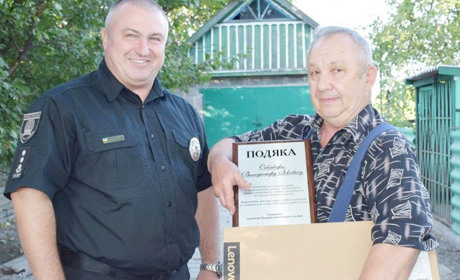 Поліцейські привітали колишнього колегу з 70-річним ювілеєм