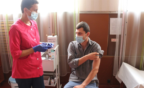 У центрі масової вакцинації від COVID-19: як старокостянтинівці щеплення роблять. Фоторепортаж