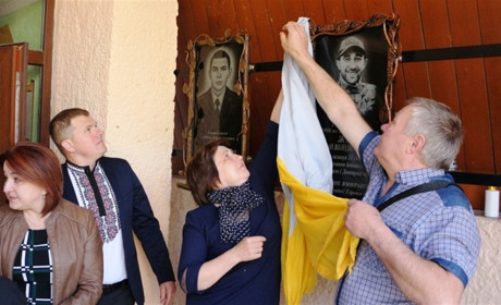 Вшанували героя: у Трускавці освятили меморіальну дошку військовому Роману Жуку
