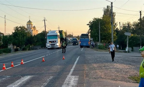 Водій рейсового автобусу збив хлопчика на переході: не працював світлофор через відсутність світла