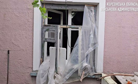 На Херсонщині окупанти поцілили у житлові будинки, поштове відділення, торгівельний центр