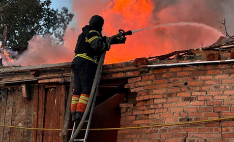 Російська ракета влучила в швейний цех на Хмельниччині: є поранені
