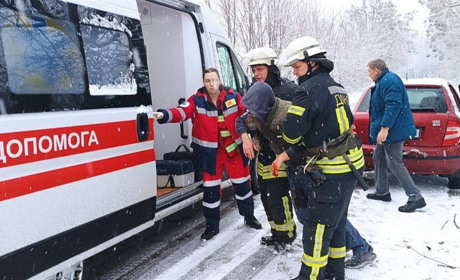 На Переяславщині авто з'їхало у кювет і врізалося у дерево: водій та пасажир опинилися у пастці