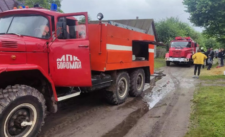 В Боромлі через дитячі пустощі з вогнем спалахнув легковик