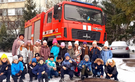 Для дітей провели екскурсію до пожежної частини