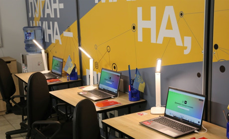 Для переселенців з Луганщини відкрито перший цифровий хаб у Дніпрі. Які там є інтерактивні сервіси