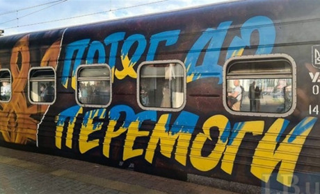 Потяг до перемоги: як митці дякують херсонцям в окупації