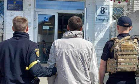 Двох зловмисників, які скоїли грабежі, поліцейські оперативно затримали. Їм загрожує до десяти років