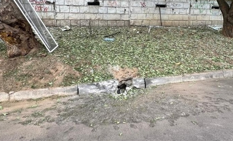 На Херсонщині російські окупанти поцілили у житлові будинки, автівки та автобуси
