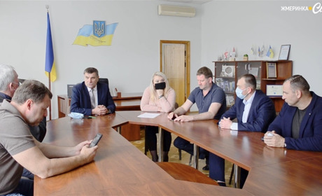 Анатолій Кушнір повернувся в крісло мера: відео першого дня після поновлення ВСУ
