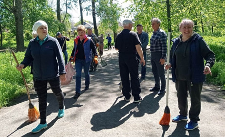 Освітяни Первомайської громади активно долучилися до весняного прибирання
