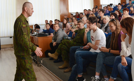 Студенти Покровська спілкувалися з військовими НАТО