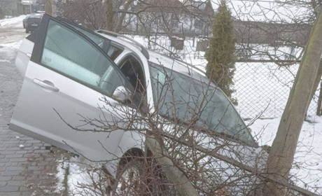В’їхав у паркан і залишив авто: у Сарнах знайшли п’яного винуватця аварії