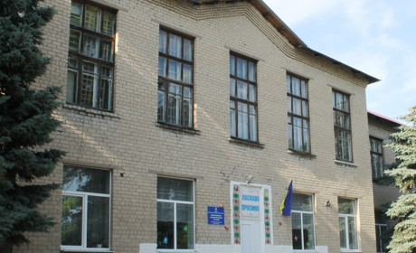 Учні Новоєлизаветівського НВК привітали вчителів-ветеранів