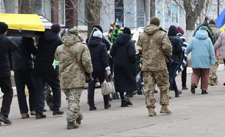 Первомайськ попрощався із полеглим захисником Артемом Дубогрієм