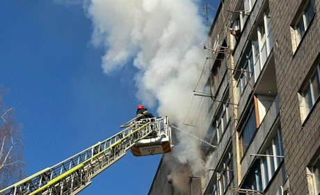 На Житомирщині вогнеборці гасили пожежу на восьмому поверсі багатоповерхівки