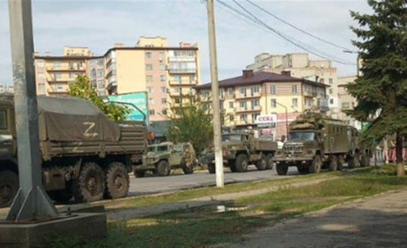 Росіяни завезли бетонні доти в Таврійськ