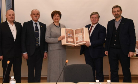 Вячеслав Саулко купує факсимільне видання Євангелія для Вознесенського собору
