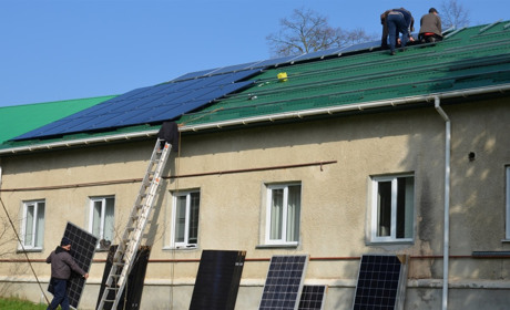 На даху Чортківської лікарні змонтують 56 сонячних панелей