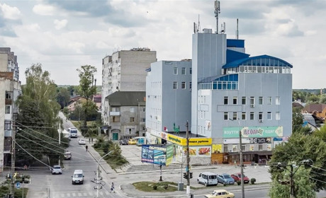 Про що говорять назви трьох магазинів у Славуті