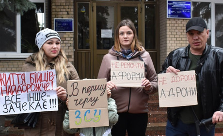 Дружини захисників прийшли до мерії Переяслава з вимогою направляти кошти на ЗСУ, а не на бруківку