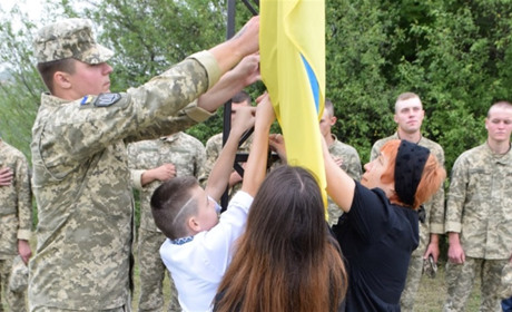 У Чорткові на горі Юрчинських родичі загиблих воїнів підняли синьо-жовтий стяг