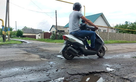 Водій самостійно почав засипати ями на дорогах Петропавлівщини