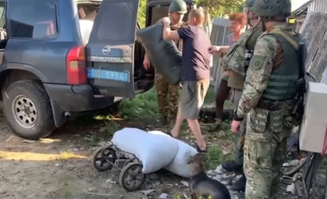 Посилки від рідних. Поліцейські Луганщини привезли жителям деокупованої Макіївки продуктові набори