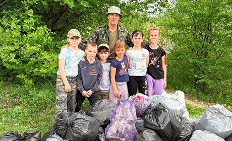 Кікбоксери з клубу «ДАО» прибрали береги водойми в селі Широке