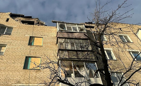У Купʼянськ-Вузловому росіяни вкотре обстріляли житловий будинок: ДСНС залучали до розбору завалів