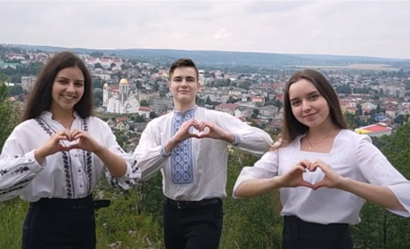 Випускники 2020 привітали Чортків із Днем народження (+відео)
