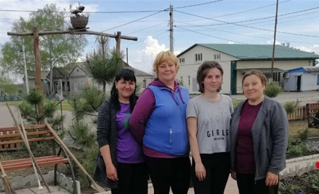 У Самарському сквері насіяли квітів: місцеві жителі озеленюють улюблене місце відпочинку